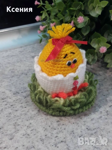 Великденски подаръци. Пиленце /момиче/ на тревата. Плетена играчка. Ръчно изработени., снимка 3 - Плюшени играчки - 53747659