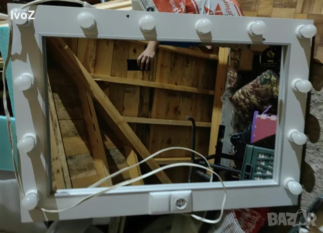 Продавам огледало с рамка и крушки.