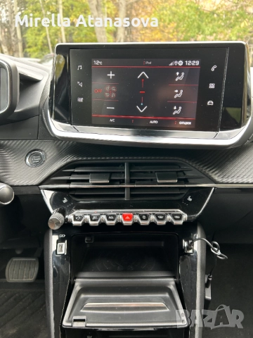 Peugeot 208 Allure 1. 2 PureTech 130 EAT8 2020 г., снимка 8 - Автомобили и джипове - 52231986