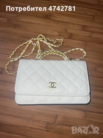 Chanel бяла чанта със златни детайли