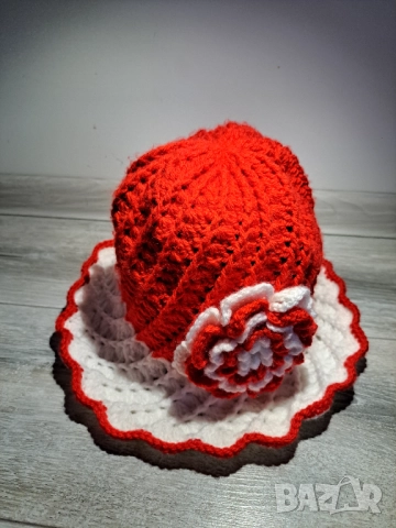 Ръчно плетена шапка двуцветна модел мартеница федора с голямо цвете