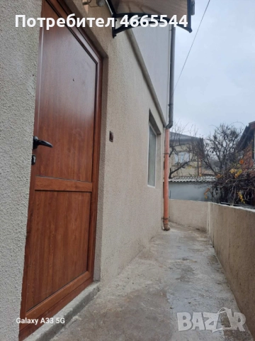 Продава се тристаен апартамент -етаж от къща