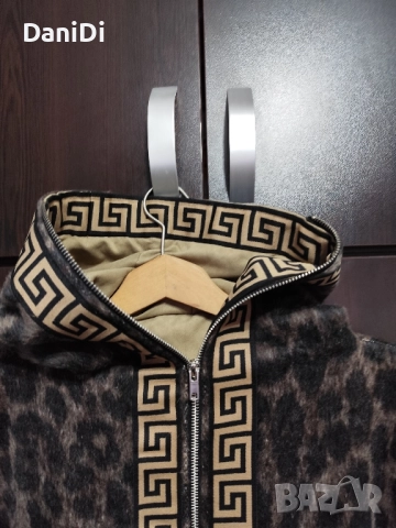 Дамско палто в тигрово/леопард Версаче ,с две лица, снимка 3 - Якета - 52454136