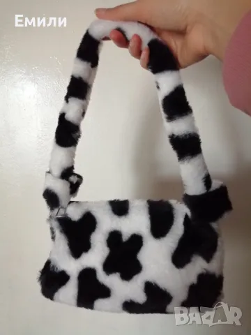 Дамска пухкава малка чантичка с принт кравичка, снимка 13 - Чанти - 48415062