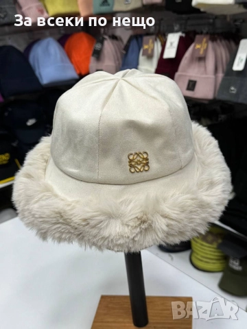 Loewe Зимна Шапка С Пух Тип Идиотка Лоеве - Различни Цветове Код E939, снимка 2 - Шапки - 51993830