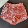 Кадифени панталонки с висока талия WEEKDAY, снимка 1 - Къси панталони и бермуди - 36356463