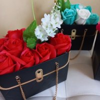 Налични чантички от картон със дръжки и 9 броя  сапунени рози , снимка 2 - Декорация за дома - 44289084