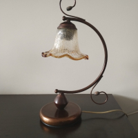 Красива  лампа с абажур от стъкло.
 , снимка 1 - Настолни лампи - 44681793