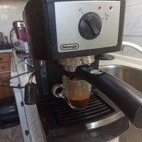 Кафемашина Делонги с ръкохватка с крема диск, работи перфектно и прави страхотно кафе с каймак , снимка 2 - Кафемашини - 42229905
