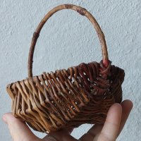 Стара дървена малка сладка плетена кръгла кошница с дръжка, снимка 7 - Други - 42335470