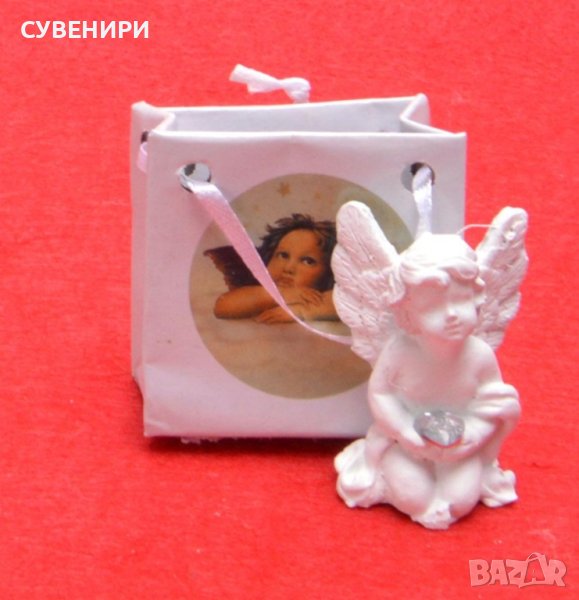 Седнало бяло ангелче с камъче в ръцете, изработено от полирезин в опаковка., снимка 1