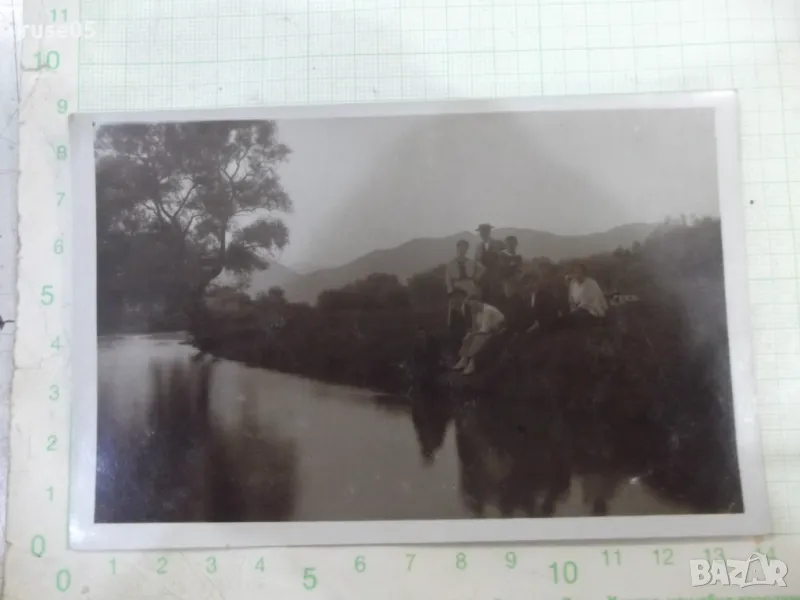 Снимка стара на излет сред природата край реката, снимка 1