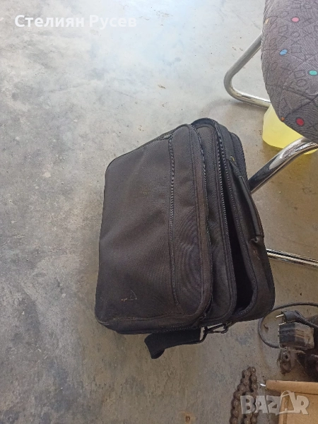 чанта за латоп -цена 15лв или 7,67 евро   с 4 големи отделения здрава , просто трябва изпиране   089, снимка 1