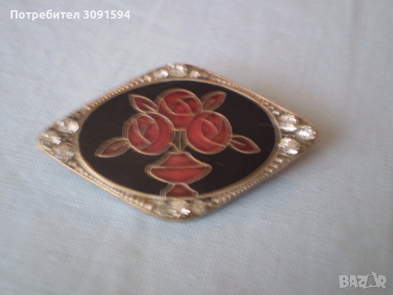 Старинна брошка бял метал с емайл, снимка 1