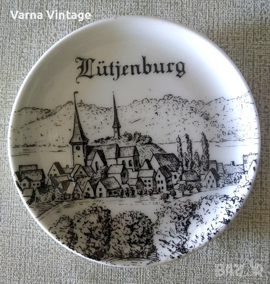 Колекционерска порцеланова малка чиния. Германия. (2).маркирана., снимка 1