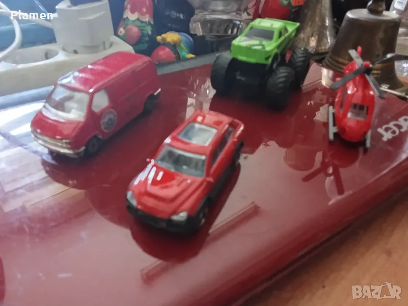 Три метални колички и един пластмасов вертолет , снимка 1