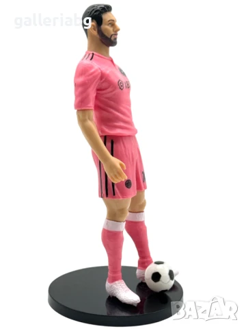 Фигура Меси с екип на Inter Miami – с кутия и стойка Messi, снимка 3 - Фигурки - 51261270