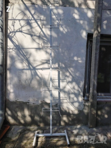 Висок бял стелаж с куки