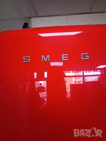 Като нов комбиниран хладилник с фризер Smeg ретро дизайн с две години гаранция!, снимка 11 - Хладилници - 53626777