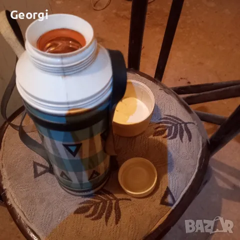 термос от соца в много добро състояние за годините кожената каишка също е на термоса, снимка 2 - Термоси - 49487031