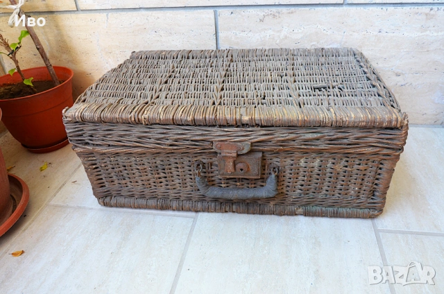 Винтидж ръчно изработен куфар от ракита от началото на 20 век