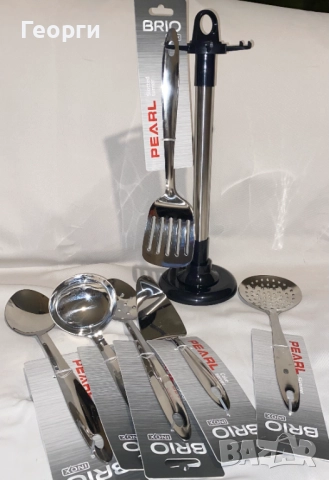 Комплект прибори за готвене и сервиране на стойка.