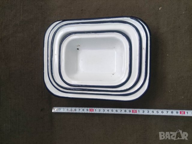 Продавам малки правоъгълни емайлирани чиниики 