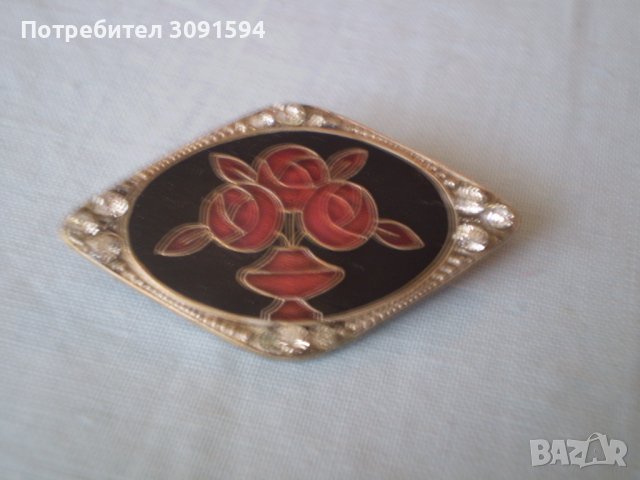 Старинна брошка бял метал с емайл