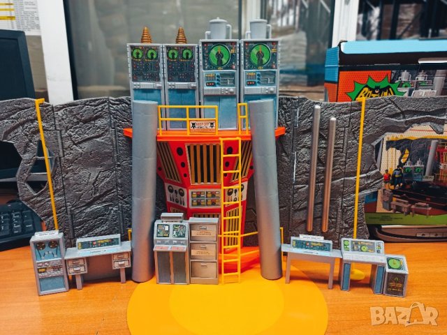 DC RETRO PLAYSET BATMAN 66 BATCAVE-Диорама