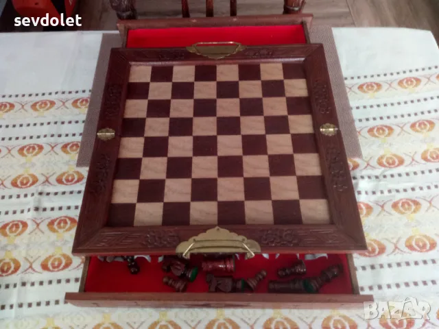 Интересен,старинен шах