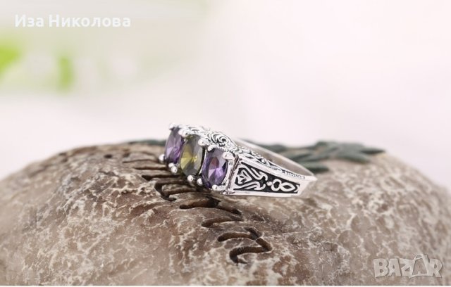 Сребърен пръстен със сапфири и смарагд, снимка 3 - Пръстени - 41637399