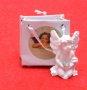 Седнало бяло ангелче с камъче в ръцете, изработено от полирезин в опаковка., снимка 1 - Арт сувенири - 41964056
