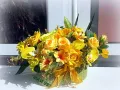 Икебана за маса в жълт цвят, снимка 3