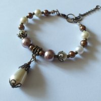 Нов модел перлена гривна с висулка бяла перла капка и красиви орнаменти в цвят бронз, снимка 1 - Гривни - 33891373