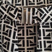 Стилен шифонен топ в черно и бяло със сребриста закопчалка , снимка 2 - Корсети, бюстиета, топове - 42017966