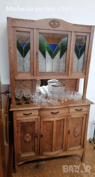 Ретро бюфет с красив старинен витраж. Шкафа е в много добро състояние ., снимка 1