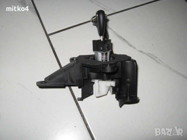 заключващ механизъм за багажник за рено, снимка 2 - Части - 51505027