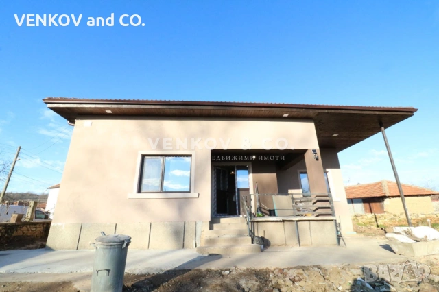 НА МЕТРИ ОТ СПИРКА, ПЛОЩАД И УЧИЛИЩЕ!! АСФАЛТОВ ПЪТ!! ГОТОВА ДО КЛЮЧ С ЧИСТО НОВ ПОКРИВ!! РАВЕН ДВОР, снимка 17 - Къщи - 53247317