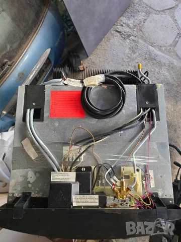 ХЛАДИЛНИК DOMETIC – 12V / 220V / ГАЗ, снимка 5 - Хладилници - 55904752