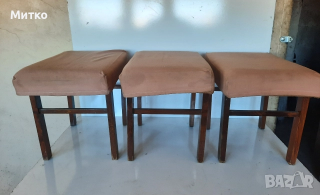 Дървени табуретки с мека тапицерия.