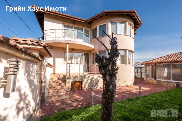 Елегантен, просторен и изключително перспективен имот в сърцето на с. Граф Игнатиево, снимка 2 - Къщи - 52485999