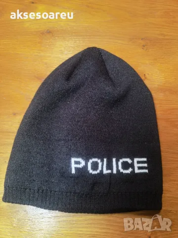 Нова Шапка плътна зимна с вплетено бяло лого Police Полиция мъжка дамска унисекс един размер топ, снимка 5 - Шапки - 55888007
