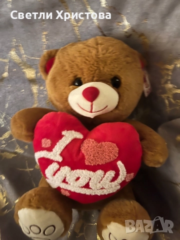Продавам чисто ново плюшено мече – среден размер, държи сърце с надпис LOVE.