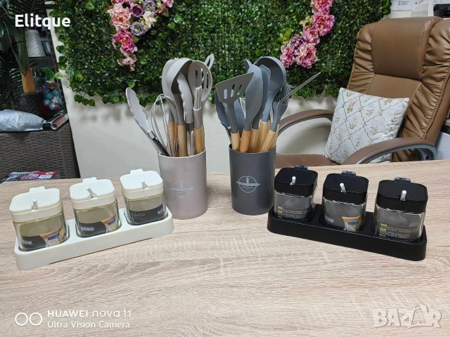 Комплект кухненски прибори 11 бр. в кръгла поставка.