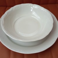 Две големи порцеланови чинии, различни от един сервиз, снимка 1 - Чинии - 42107189