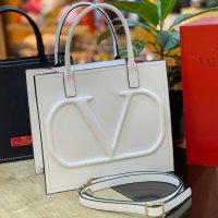 Дамска чанта Valentino Реплика ААА+, снимка 1 - Чанти - 34529068