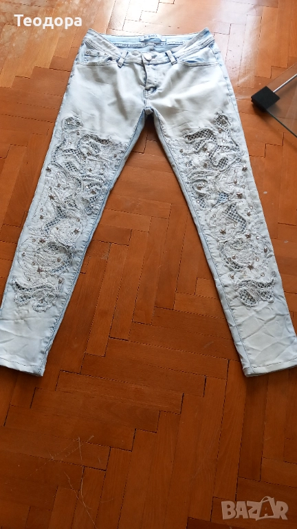 Дънки с рязана бродерия, снимка 1