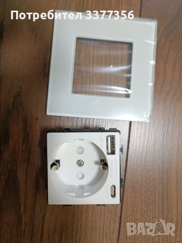 Контакт с бялa стъклена рамка и детска защита