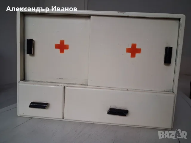 Дървена ретро аптечка