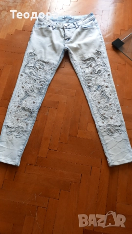 Дънки с рязана бродерия